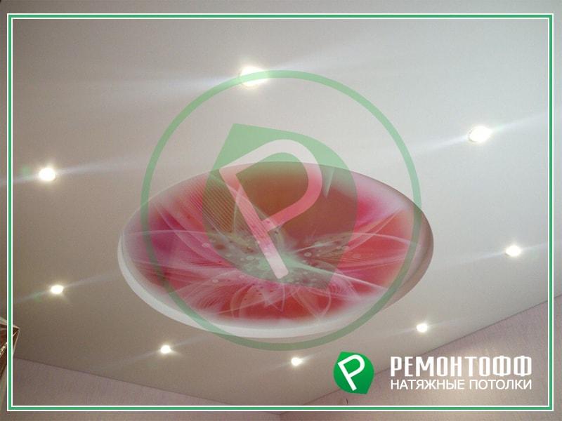 Натяжной потолок с фотопечатью 6,3 м2 фото в Рязани, натяжной потолок с рисунком, точечными светильниками и люстрой в небольшой комнате